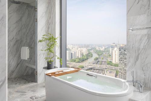 Imagen de la habitación del Hotel Four Seasons Hangzhou at Hangzhou Centre. Foto 15