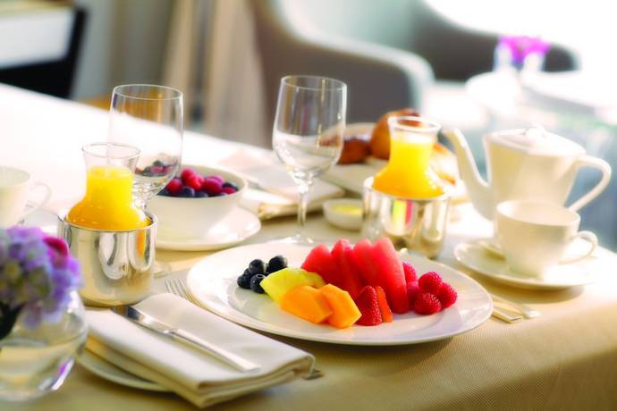 Imagen de la habitación del Hotel Four Seasons Hong Kong. Foto 9