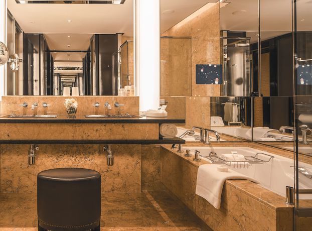 Imagen de la habitación del Hotel Four Seasons Hong Kong. Foto 10