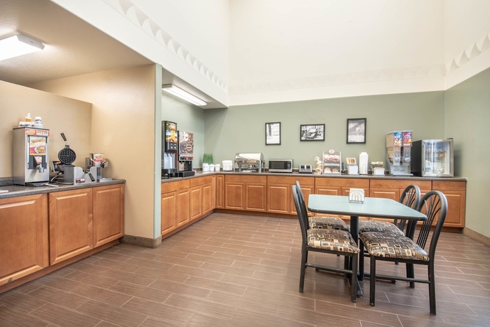 Imagen del bar/restaurante del Hotel Four Seasons Inn. Foto 3