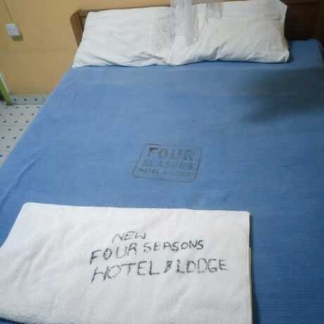 Imagen de la habitación del Hotel Four Seasons Lodge. Foto 10