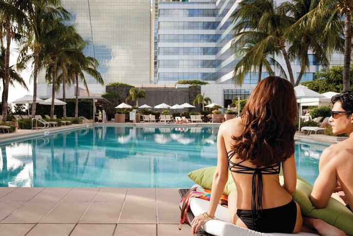 Imagen de la piscina del Hotel Four Seasons Miami. Foto 18