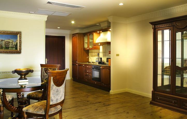 Imagen de la habitación del Hotel Four Seasons Place. Foto 3