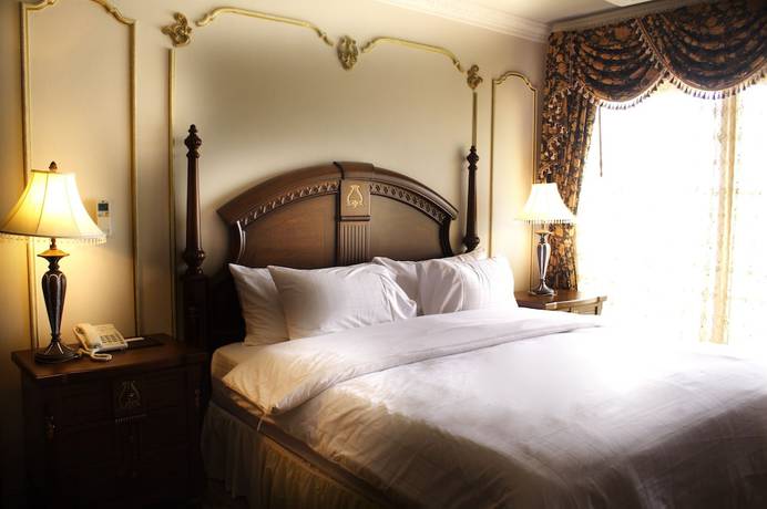 Imagen de la habitación del Hotel Four Seasons Place. Foto 5