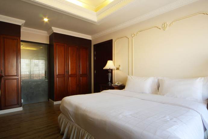 Imagen de la habitación del Hotel Four Seasons Place. Foto 6