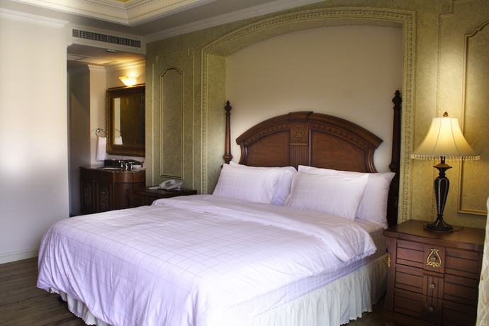 Imagen de la habitación del Hotel Four Seasons Place. Foto 8