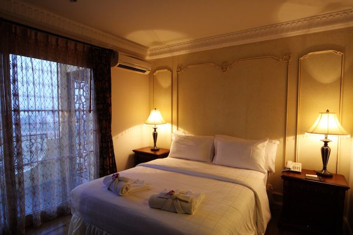 Imagen de la habitación del Hotel Four Seasons Place. Foto 10