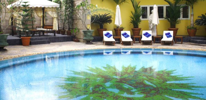 Imagen de la piscina del Hotel Four Seasons Place. Foto 20