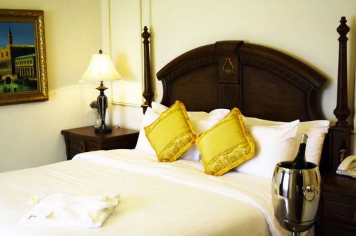 Imagen de la habitación del Hotel Four Seasons Place. Foto 11