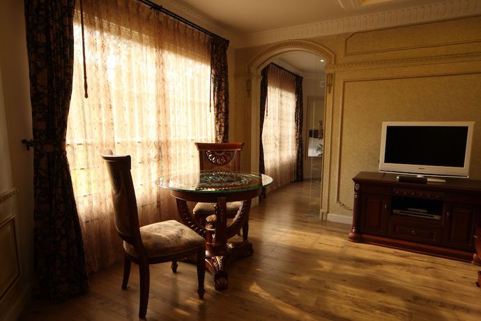 Imagen de la habitación del Hotel Four Seasons Place. Foto 12