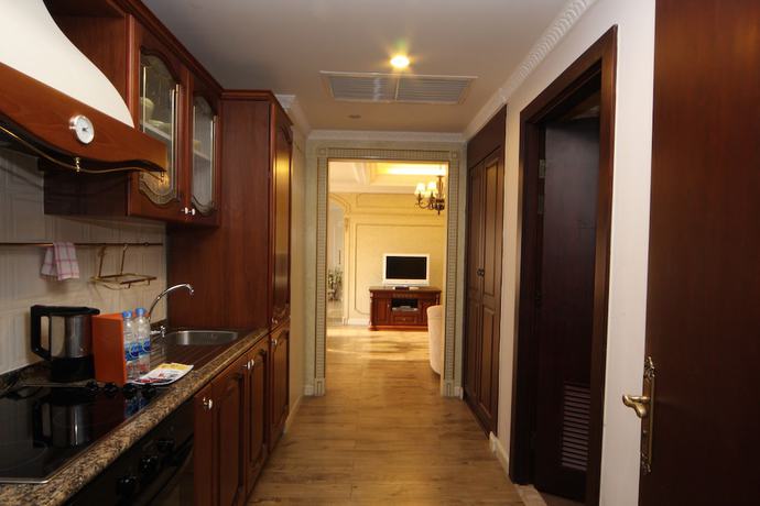 Imagen de la habitación del Hotel Four Seasons Place. Foto 13