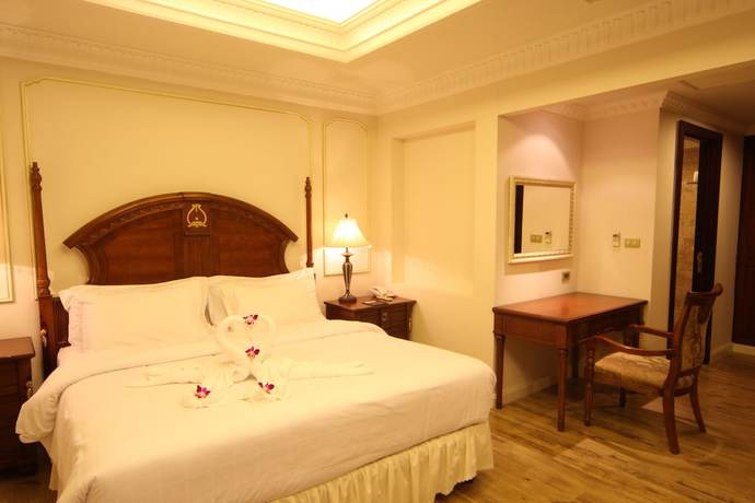 Imagen de la habitación del Hotel Four Seasons Place. Foto 14