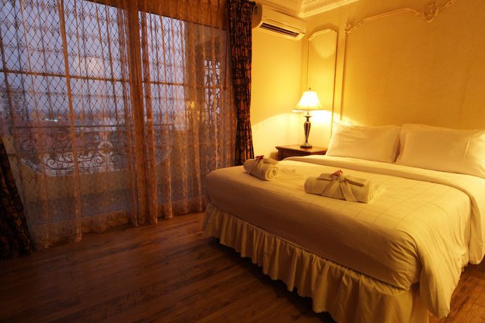 Imagen de la habitación del Hotel Four Seasons Place. Foto 15