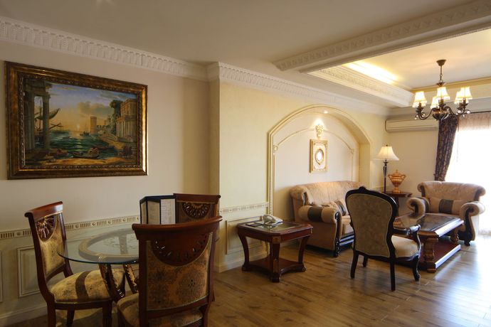 Imagen de la habitación del Hotel Four Seasons Place. Foto 16