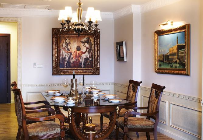 Imagen de la habitación del Hotel Four Seasons Place. Foto 17