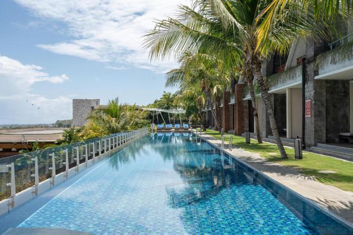 Imagen de la piscina del Hotel Fourpoints By Sheraton Bali Ungasan ( Formerly Ungasan Bay View Hotel and Convention Bali ). Foto 16