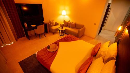 Imagen de la habitación del Hotel Fourteen Ain Sebaa. Foto 13