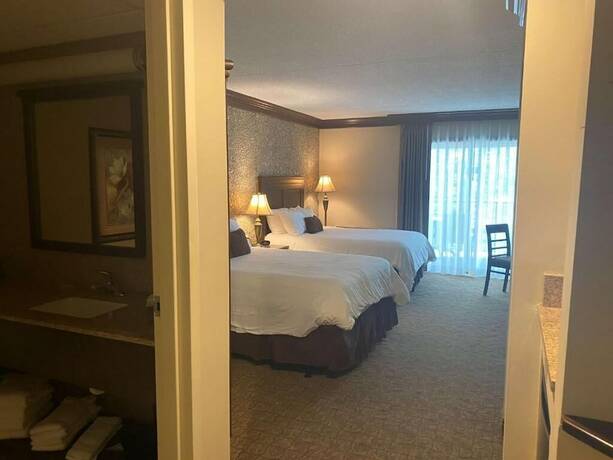 Imagen general del Hotel Fourwinds Lakeside Inn And Marina. Foto 2