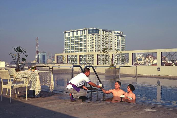 Imagen de la piscina del Hotel Fox Harris City Center Bandung. Foto 10