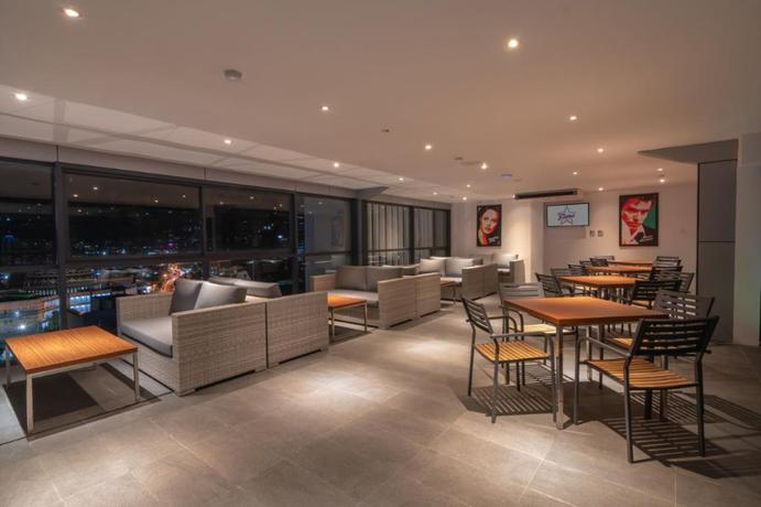 Imagen del bar/restaurante del Hotel Fox Jayapura. Foto 2