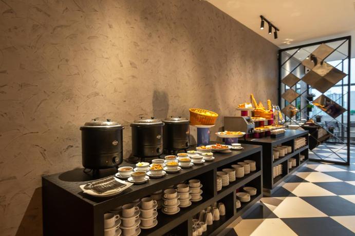 Imagen del bar/restaurante del Hotel Fox Jayapura. Foto 6