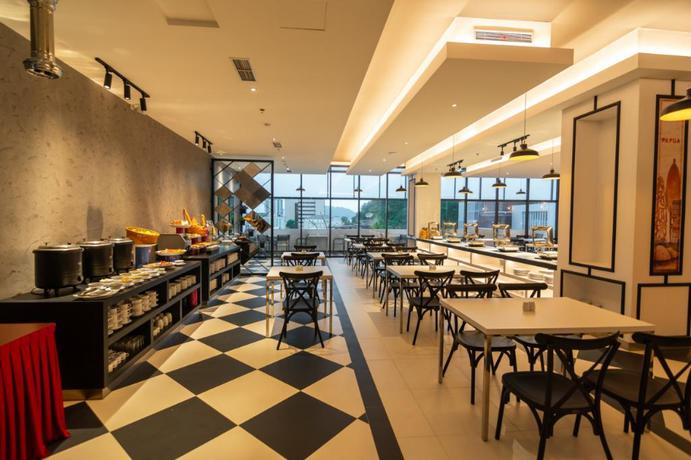 Imagen del bar/restaurante del Hotel Fox Jayapura. Foto 7