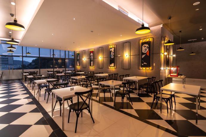 Imagen del bar/restaurante del Hotel Fox Jayapura. Foto 9