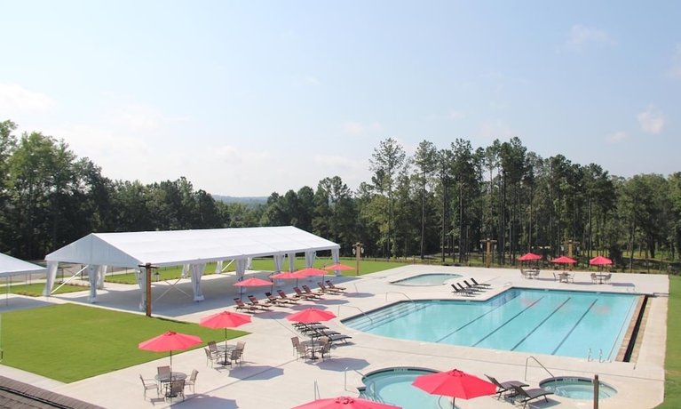 Imagen de la piscina del Hotel Foxhall Resort. Foto 19
