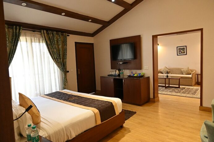 Imagen de la habitación del Hotel Foxoso Misty Oaks Resort. Foto 13