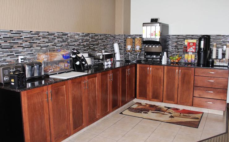 Imagen del bar/restaurante del Hotel Foxwood Inn and Suites, Fox Creek. Foto 3