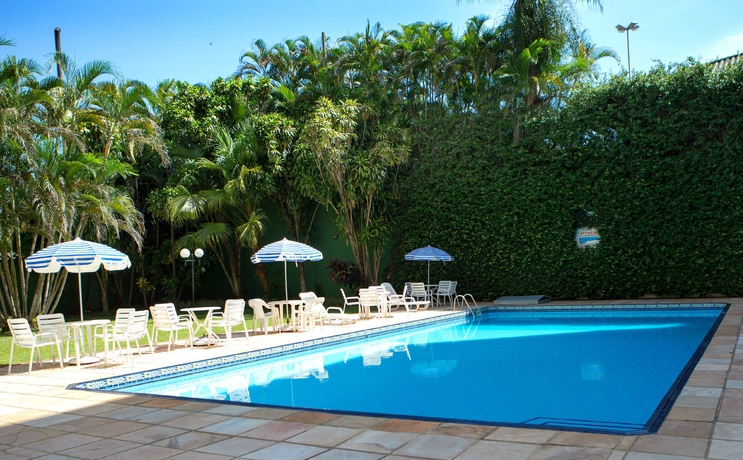 Imagen de la piscina del Hotel Foz Presidente Economic. Foto 14