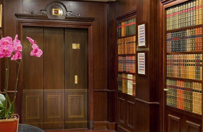 Imagen de los interiores del Hotel François 1er, París. Foto 11