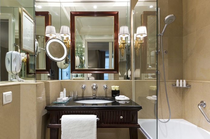 Imagen de la habitación del Hotel François 1er, París. Foto 9