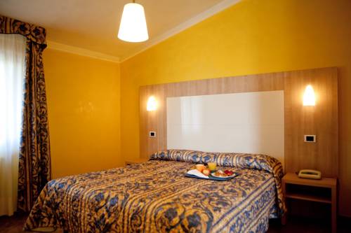 Imagen de la habitación del Hotel Francesco, Desenzano del Garda. Foto 5