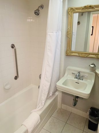 Imagen de la habitación del Hotel Franciscan Inn and Suites. Foto 5