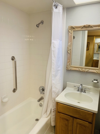 Imagen de la habitación del Hotel Franciscan Inn and Suites. Foto 6