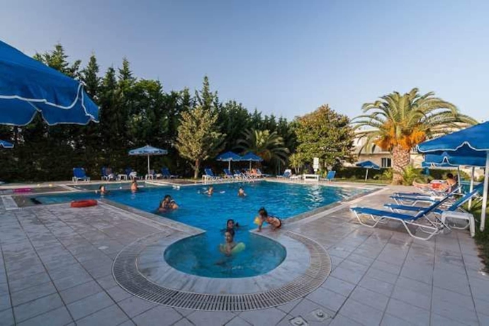 Imagen de la piscina del Hotel Francisco. Foto 16