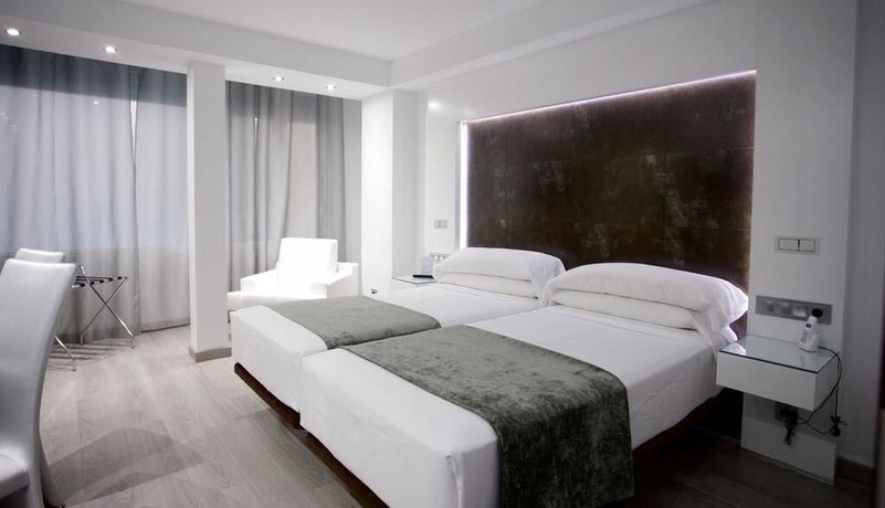 Imagen de los exteriores del Hotel Francisco I, Plaza de Oriente - &Oacute;pera. Foto 13