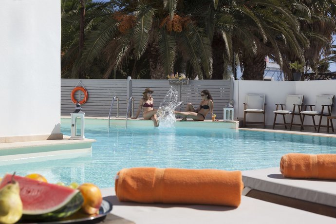 Imagen de la piscina del Hotel Francoise. Foto 17