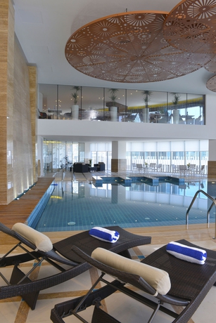 Imagen de la piscina del Hotel Fraser Suites Diplomatic Area Bahrain. Foto 16