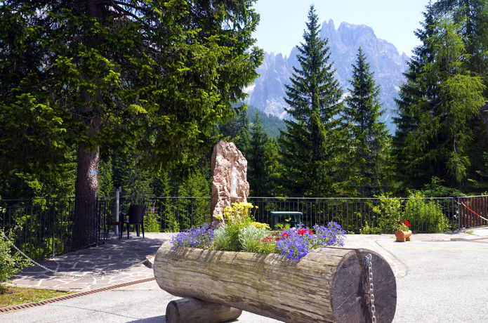 Imagen de la piscina del Hotel Fratazza. Foto 16