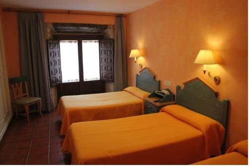 Imagen de la habitación del Hotel Fray Tom&aacute;s. Foto 5