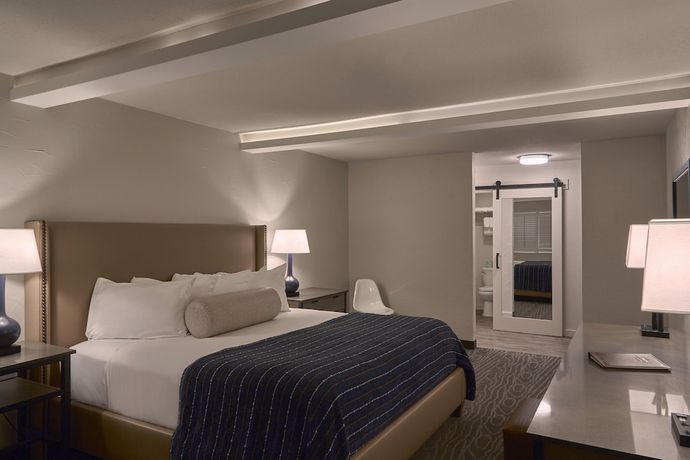 Imagen de la habitación del Hotel Fredericksburg Inn And Suites. Foto 12