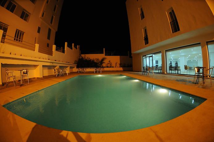 Imagen de la piscina del Hotel Free Zone. Foto 20