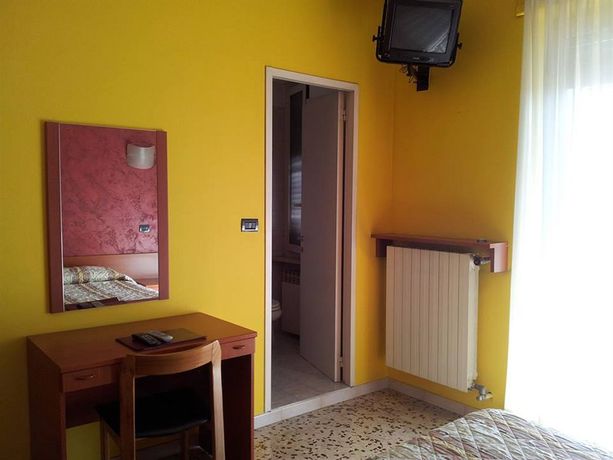 Imagen de la habitación del Hotel Frejus. Foto 5