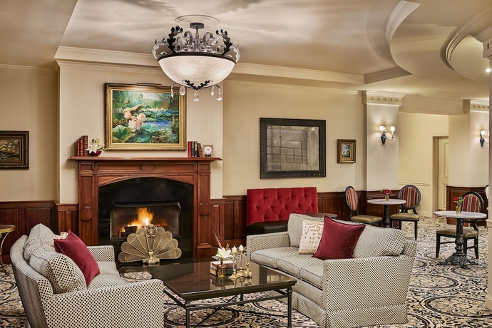 Imagen de los interiores del Hotel French Quarter Inn, Charleston. Foto 19