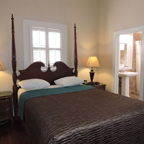 Imagen de la habitación del Hotel French Quarter Suites. Foto 8