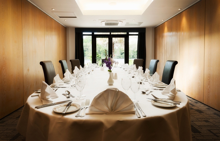 Imagen del bar/restaurante del Hotel Frensham Pond Country House and Spa. Foto 8