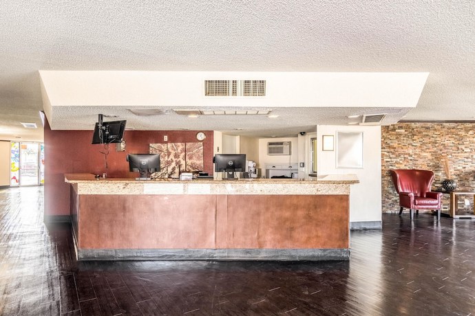 Imagen de los interiores del Hotel Fresno City Inn. Foto 17