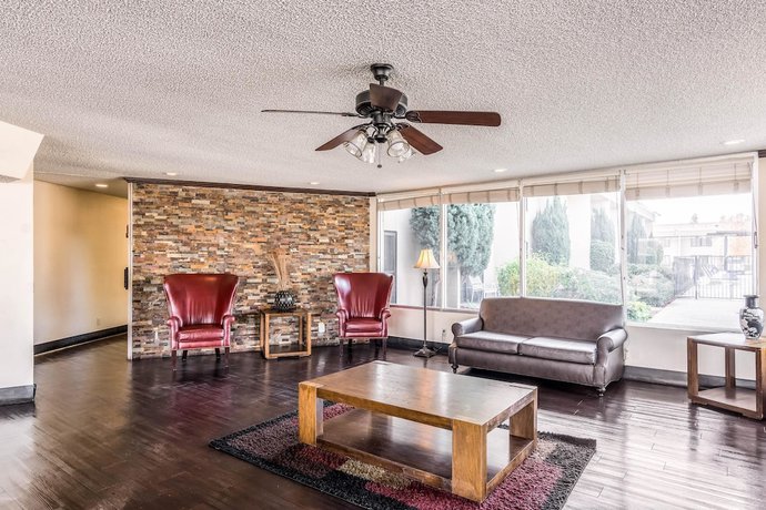 Imagen de los interiores del Hotel Fresno City Inn. Foto 18